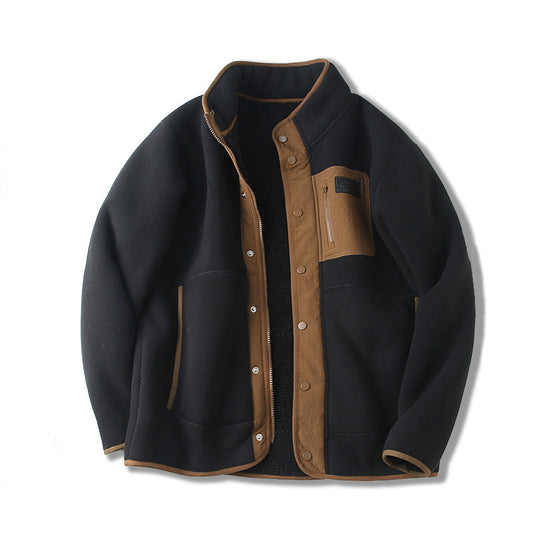 Giacca in pile nero e marrone con tasca frontale, bottoni a pressione e colletto alto. Abbigliamento invernale caldo e casual per uomo.