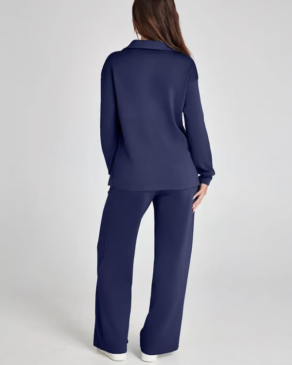 Donna in abbigliamento casual blu scuro, vista posteriore. Indossa pantaloni larghi e maglia a maniche lunghe. Stile moda donna, outfit comodo.