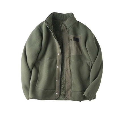 Giacca in pile verde oliva con chiusura a bottoni, tasca sul petto e interno foderato. Abbigliamento outdoor caldo e versatile.