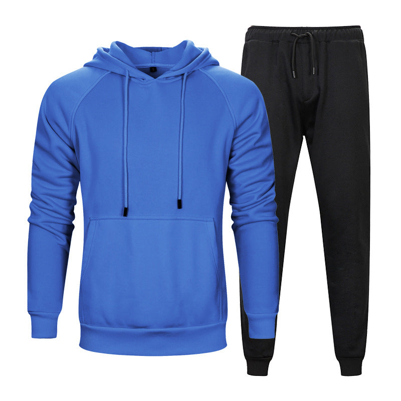 Tuta sportiva uomo: felpa blu con cappuccio e pantaloni neri. Abbigliamento casual, comodo e moderno per attività sportive e tempo libero.