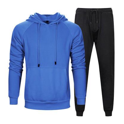 Tuta sportiva uomo: felpa blu con cappuccio e pantaloni neri. Abbigliamento casual, comodo e moderno per attività sportive e tempo libero.