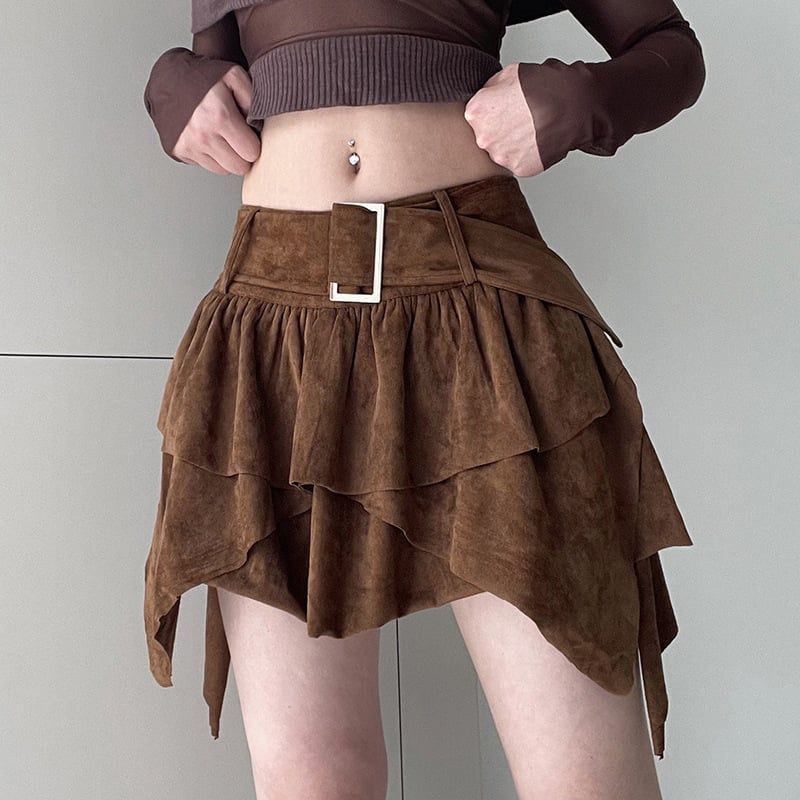 Gonna asimmetrica marrone in pelle scamosciata con cintura, indossata da una donna. Moda autunnale, abbigliamento femminile trendy.