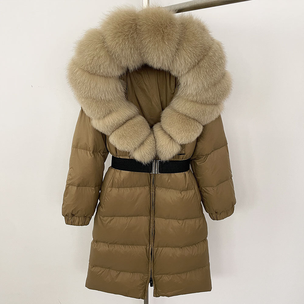Cappotto invernale lungo marrone con cappuccio in pelliccia sintetica, imbottitura calda, chiusura a zip, ideale per moda donna e protezione dal freddo.
