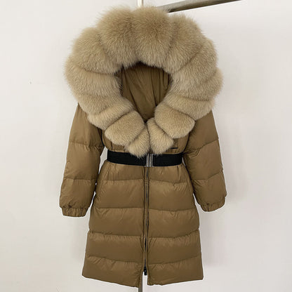 Cappotto invernale lungo marrone con cappuccio in pelliccia sintetica, imbottitura calda, chiusura a zip, ideale per moda donna e protezione dal freddo.