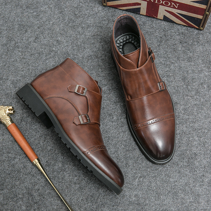 Scarpe eleganti da uomo in pelle marrone con doppia fibbia, suola robusta, su sfondo grigio. Scarpe formali di alta qualità, stile classico.