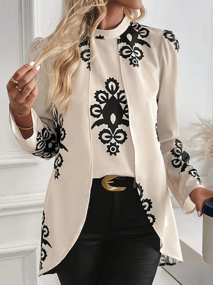 Donna con camicia bianca elegante, motivi neri floreali, pantaloni neri, cintura dorata. Moda femminile, abbigliamento chic, stile sofisticato.