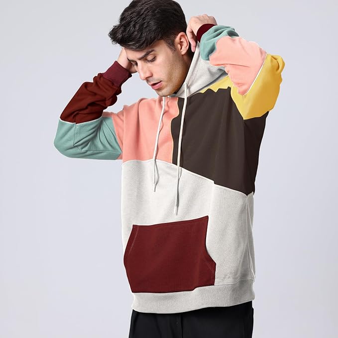 Felpa multicolore uomo, design patchwork, cappuccio regolabile, tasca frontale, moda casual, abbigliamento autunnale, stile moderno.