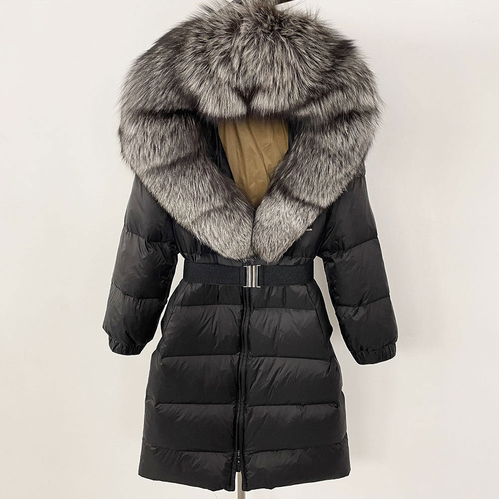 Cappotto invernale nero con cappuccio in pelliccia sintetica grigia, imbottitura calda, cintura regolabile. Elegante e ideale per il freddo.