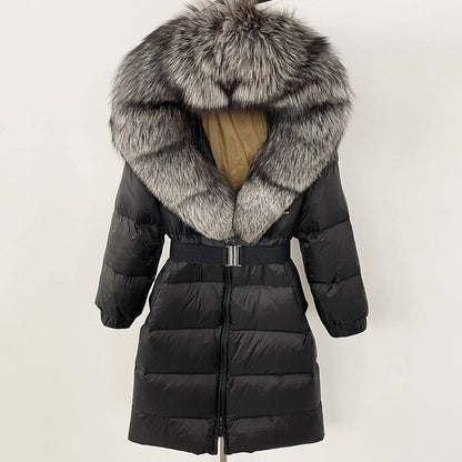 Cappotto invernale nero con cappuccio in pelliccia sintetica grigia, imbottitura calda, cintura regolabile. Elegante e ideale per il freddo.