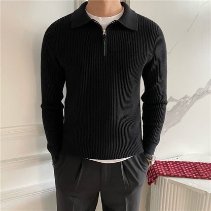 Uomo con maglione nero a coste con zip, camicia bianca sotto, pantaloni grigi. Stile casual elegante, moda uomo autunno inverno.