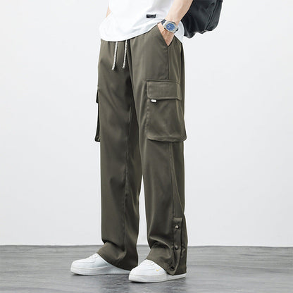Pantaloni cargo verde oliva da uomo, tasche multiple, stile casual, abbinati a scarpe bianche e maglietta bianca, moda streetwear.