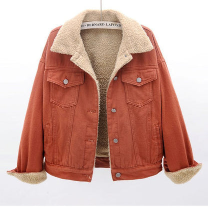 Giacca di jeans arancione con fodera in pelliccia sintetica, colletto ampio, bottoni metallici, tasche frontali; moda autunno inverno donna.