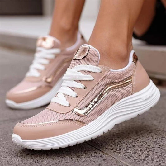 Scarpe da ginnastica rosa con dettagli dorati, suola bianca spessa, design moderno e traspirante. Scarpe sportive eleganti per donna.