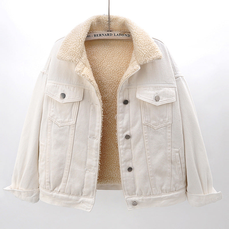 Giacca di jeans bianca con fodera in pelliccia sintetica, colletto ampio, bottoni metallici, tasche frontali. Moda invernale, abbigliamento casual.