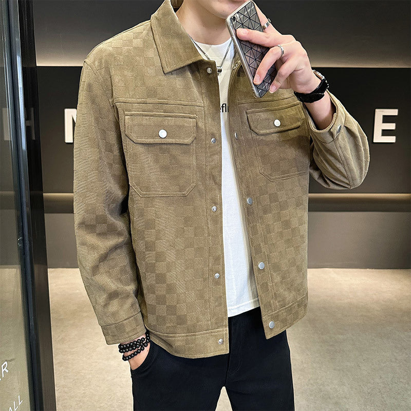 Giacca uomo marrone a quadri, stile casual, con tasche frontali e bottoni, indossata con pantaloni neri. Moda maschile autunnale elegante.
