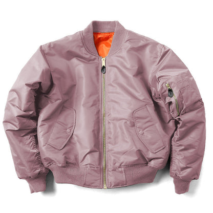 Giacca bomber rosa con zip dorata, tasche laterali e fodera arancione. Moda casual, abbigliamento autunnale, stile urbano.