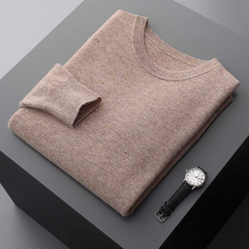 Maglione in cashmere beige piegato su tavolo grigio, accanto a orologio da polso elegante. Moda autunnale, abbigliamento di lusso, accessori uomo.