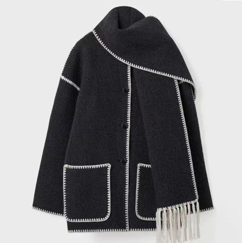 Cappotto Lungo Invernale da Donna con Sciarpa Integrata e Chiusura a Bottoni