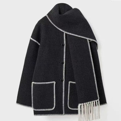 Cappotto Lungo Invernale da Donna con Sciarpa Integrata e Chiusura a Bottoni