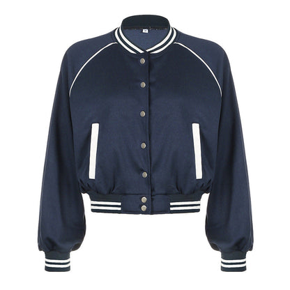 Giacca bomber blu scuro con bottoni, maniche lunghe, dettagli bianchi a righe su colletto, polsini e tasche. Stile casual e sportivo.