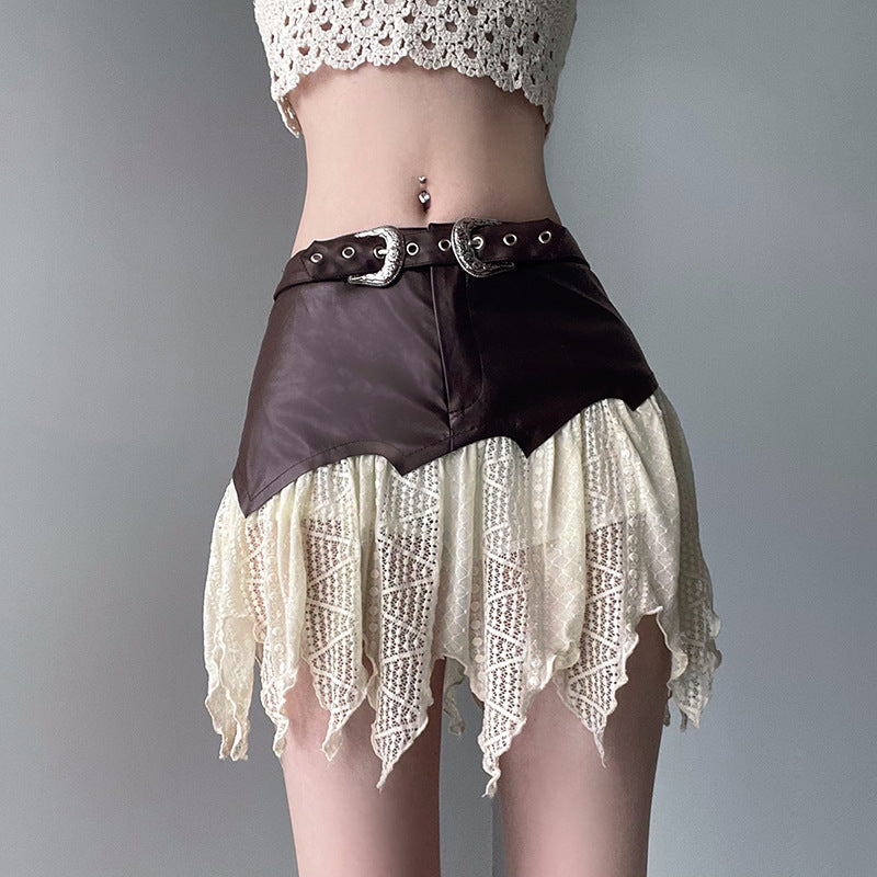 Gonna corta in pelle marrone con cintura e dettagli in pizzo bianco, moda femminile, abbigliamento estivo elegante e trendy.