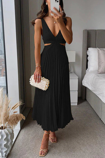 Donna in abito nero elegante con scollo a V, borsa con perle, sandali nude, in camera moderna. Moda serale, abbigliamento chic, stile sofisticato.