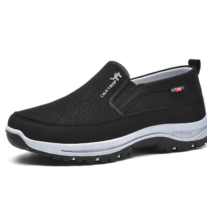 Scarpa da uomo nera slip-on, suola antiscivolo bianca, design casual sportivo, ideale per attività all'aperto e passeggiate.