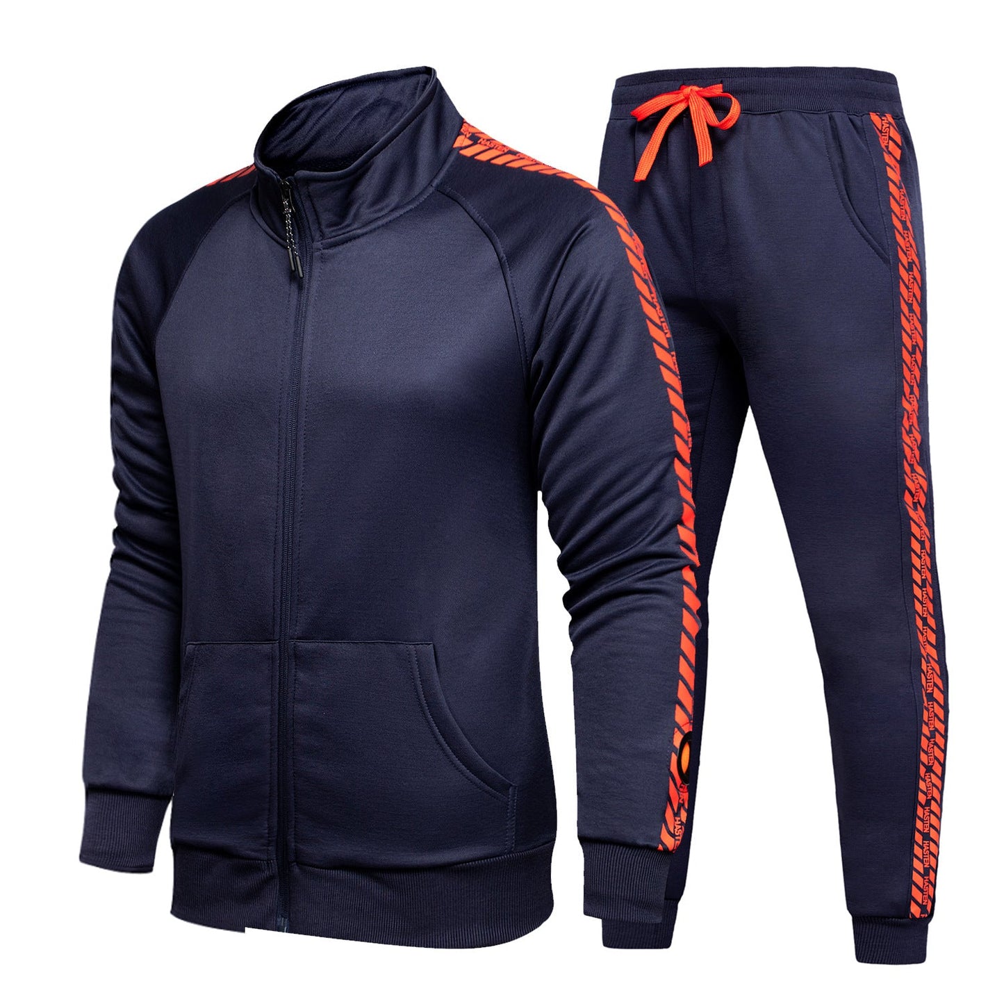 Tuta sportiva blu scuro con dettagli arancioni, giacca con zip e pantaloni con coulisse. Abbigliamento fitness uomo, stile moderno e confortevole.
