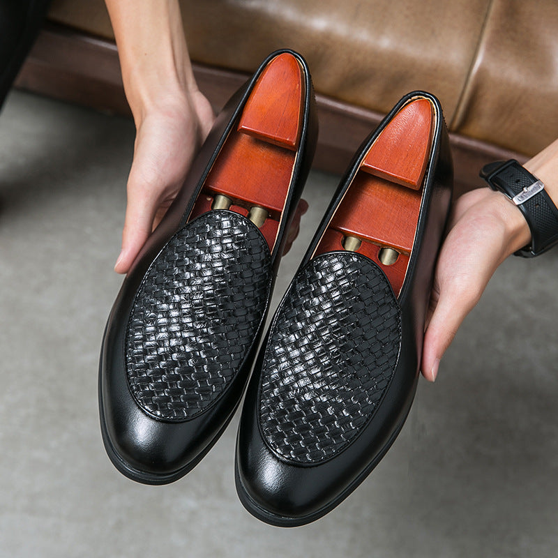 Scarpe eleganti da uomo in pelle nera intrecciata, con tendiscarpe in legno. Design sofisticato, ideale per abbigliamento formale e occasioni speciali.