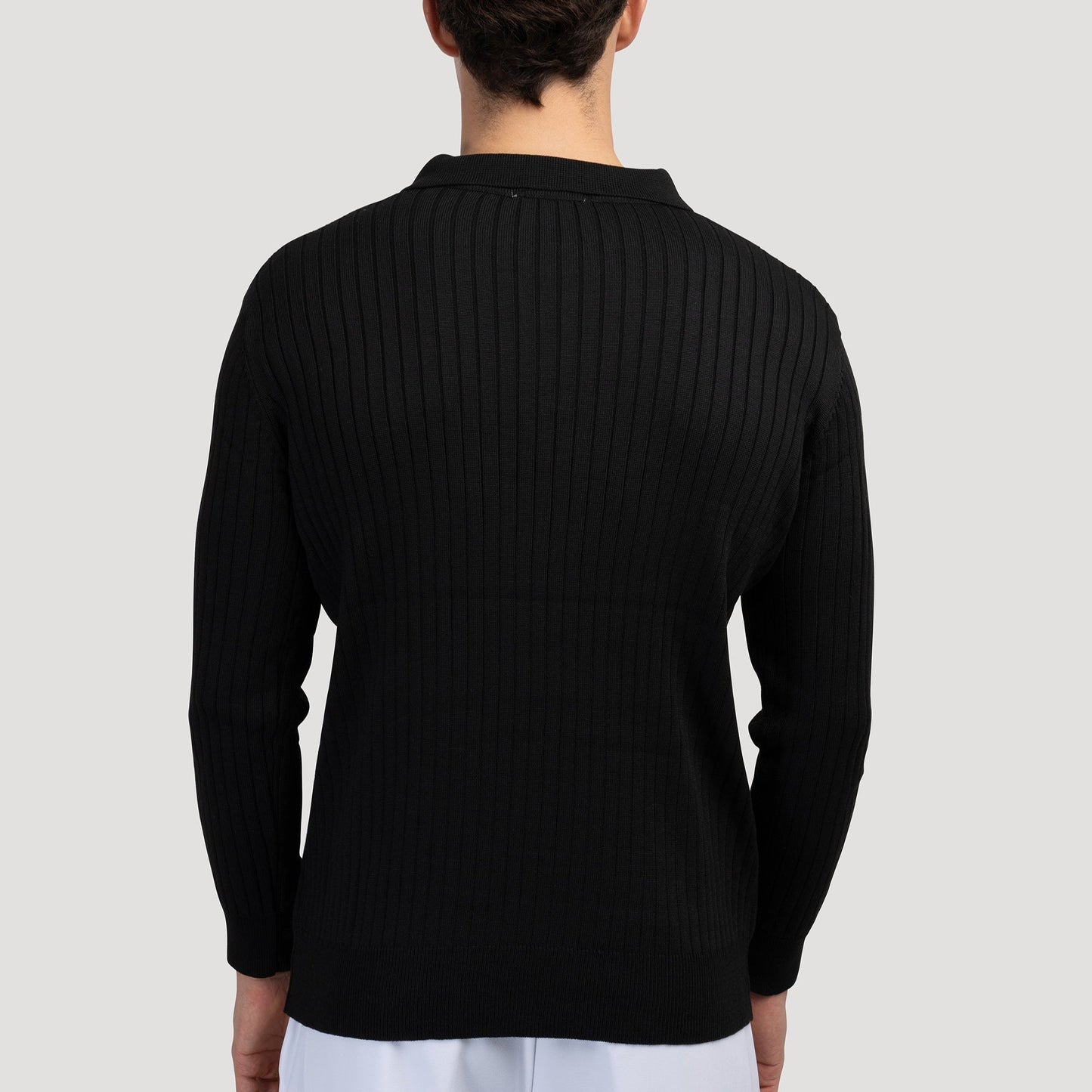 Maglione nero a coste da uomo, maniche lunghe, visto da dietro. Elegante e moderno, ideale per moda autunnale e invernale.