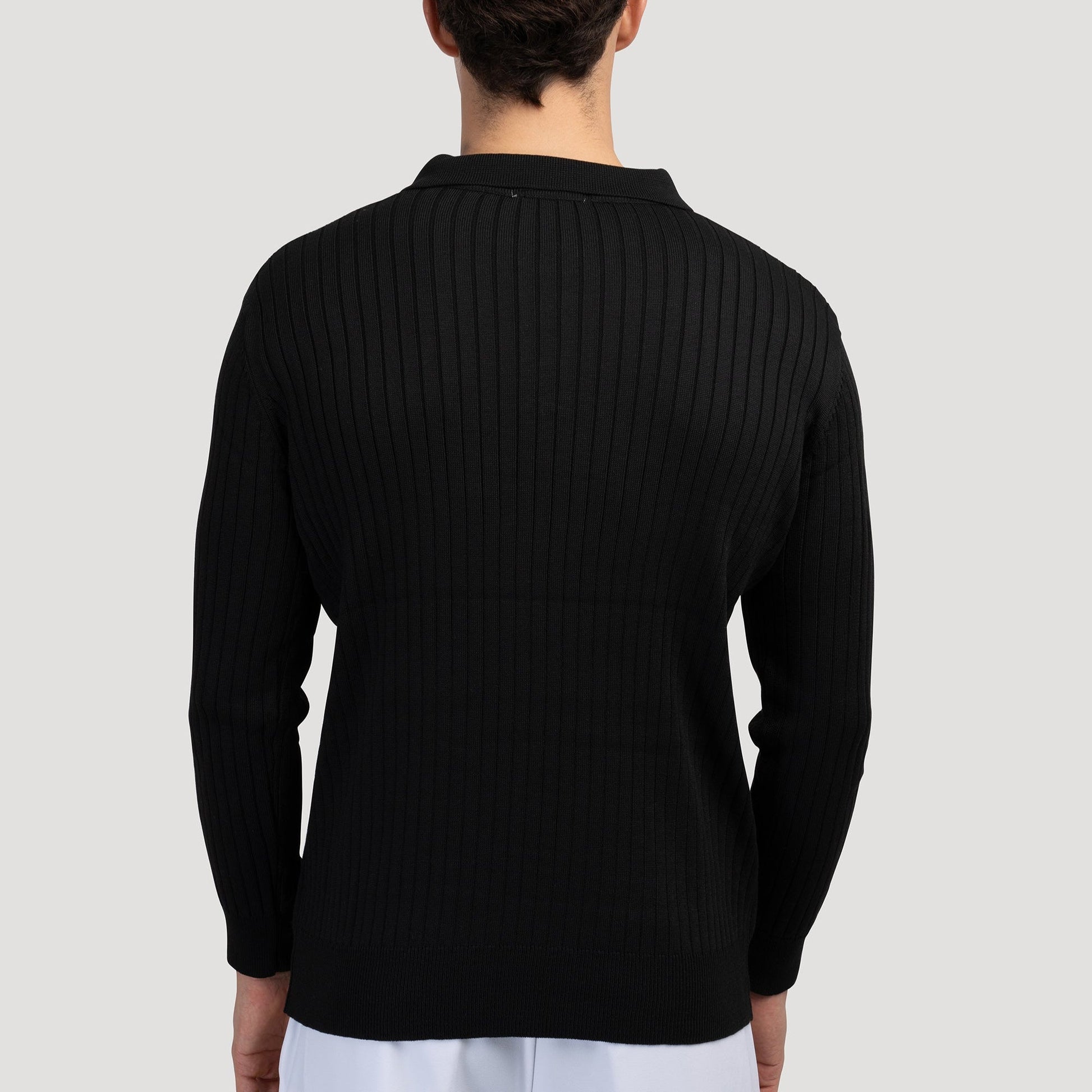 Maglione nero a coste da uomo, maniche lunghe, visto da dietro. Elegante e moderno, ideale per moda autunnale e invernale.