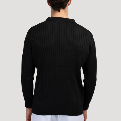 Maglione nero a coste da uomo, maniche lunghe, visto da dietro. Elegante e moderno, ideale per moda autunnale e invernale.