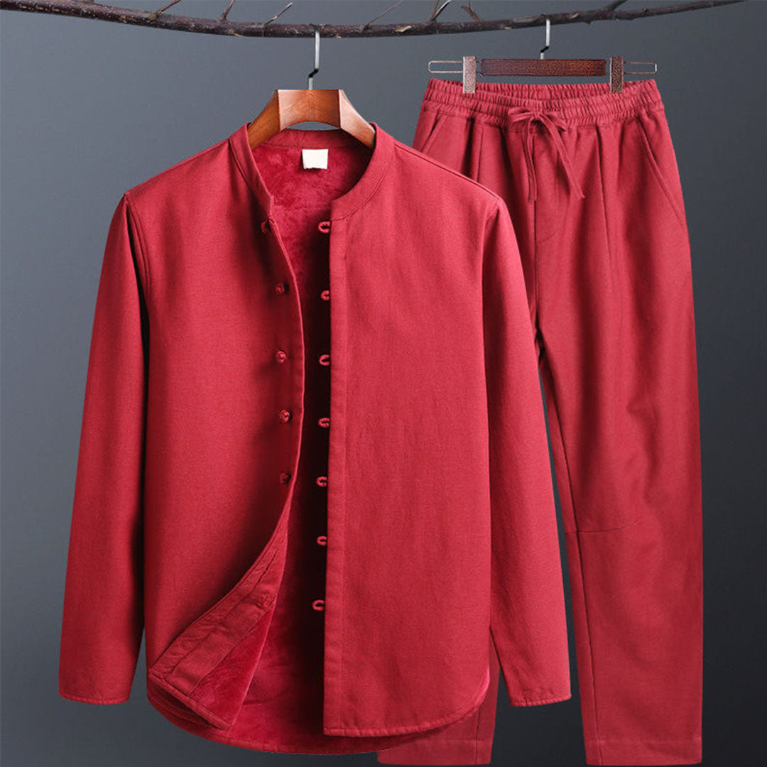 Completo da uomo in cotone rosso, giacca con bottoni e pantaloni con coulisse. Abbigliamento casual elegante, moda maschile, stile moderno.