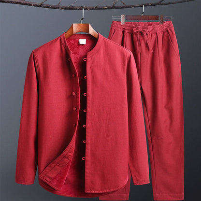 Completo da uomo in cotone rosso, giacca con bottoni e pantaloni con coulisse. Abbigliamento casual elegante, moda maschile, stile moderno.