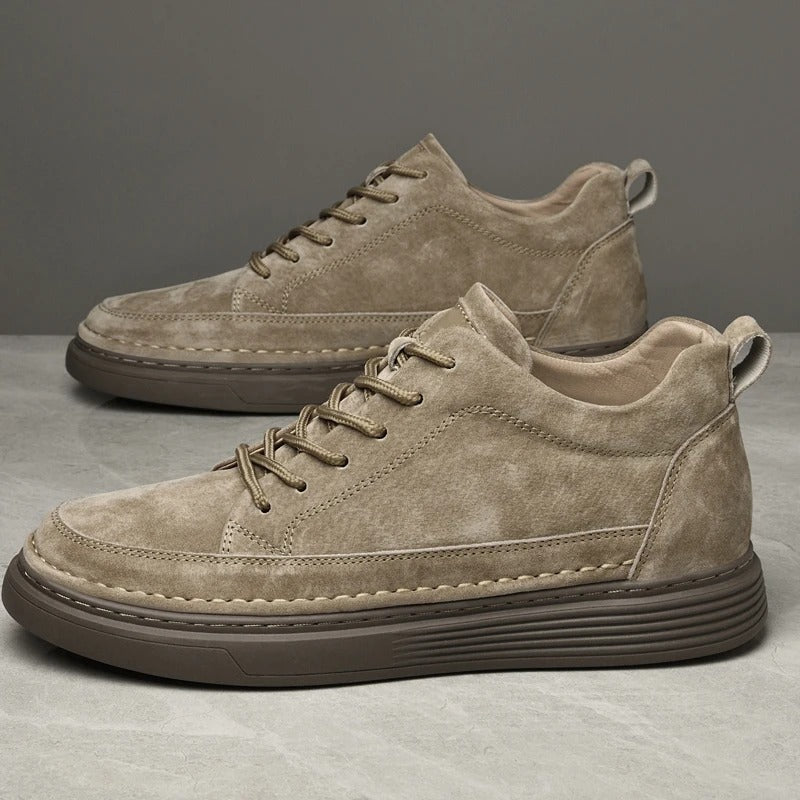 Scarpe da ginnastica in pelle scamosciata beige, suola marrone, design casual, lacci tono su tono, moda uomo, calzature eleganti e confortevoli.