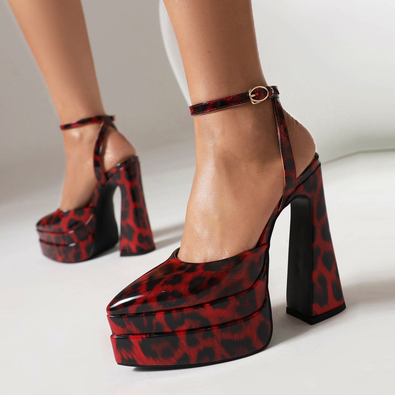 Scarpe con plateau leopardate rosse e nere, tacco alto, cinturino alla caviglia, moda donna, calzature eleganti, stile audace.