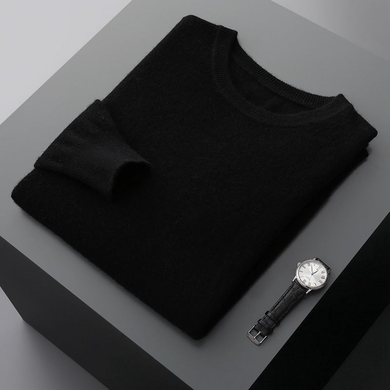 Maglione nero in cashmere piegato su tavolo grigio, accanto a orologio da polso elegante. Moda uomo, abbigliamento invernale, accessori di lusso.