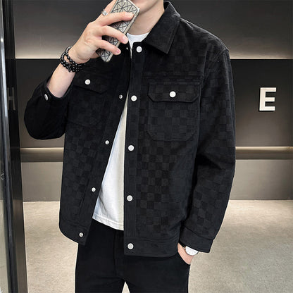 Giacca nera a quadri con bottoni, indossata da uomo con t-shirt bianca. Moda maschile, stile casual, abbigliamento autunnale.