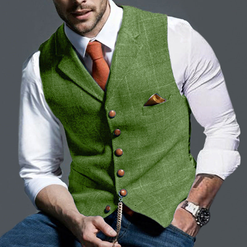 Uomo in camicia bianca e gilet verde elegante, cravatta arancione, orologio da polso, moda maschile, abbigliamento formale, stile moderno.