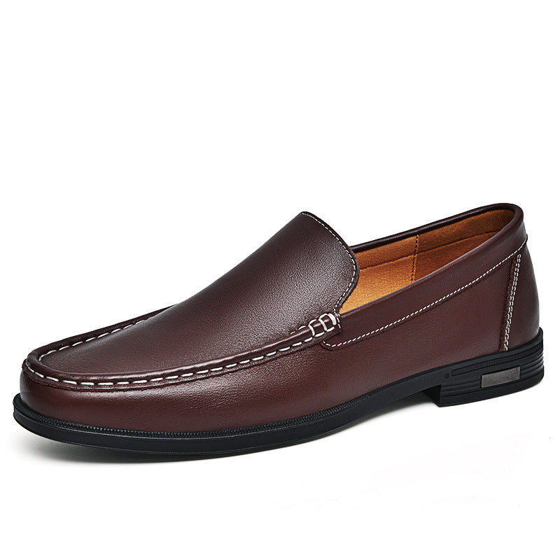 Mocassino uomo in pelle marrone, design elegante con cuciture bianche, suola nera antiscivolo. Scarpe classiche per look formale e casual.
