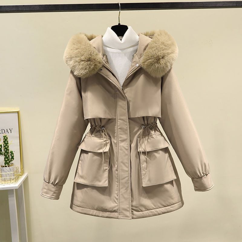 Giacca invernale beige con cappuccio in pelliccia sintetica, tasche frontali e chiusura a zip. Elegante e calda, ideale per la moda invernale.