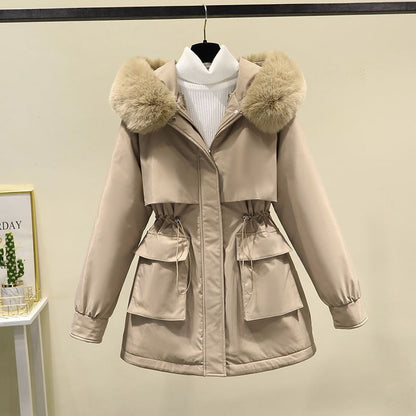 Giacca invernale beige con cappuccio in pelliccia sintetica, tasche frontali e chiusura a zip. Elegante e calda, ideale per la moda invernale.