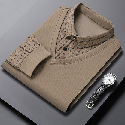 Camicia elegante beige piegata con colletto e polsini a fantasia, accanto a un orologio da polso in pelle nera su sfondo grigio. Moda uomo formale.