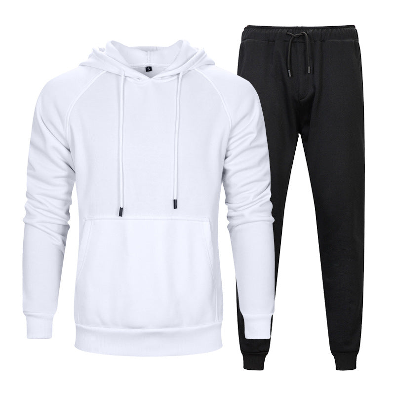 Set tuta sportiva uomo: felpa bianca con cappuccio e pantaloni neri. Abbigliamento casual, comodo e moderno per attività sportive e tempo libero.