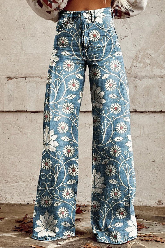 Jeans a zampa d'elefante in denim blu con stampa floreale bianca e rossa, moda vintage anni '70, stile boho chic, donna.