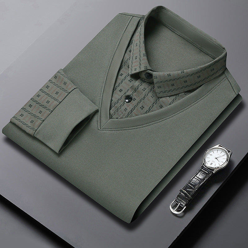 Camicia verde elegante piegata su sfondo grigio, con orologio da polso in pelle nera. Moda uomo, abbigliamento formale, stile sofisticato.