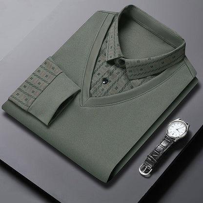 Camicia verde elegante piegata su sfondo grigio, con orologio da polso in pelle nera. Moda uomo, abbigliamento formale, stile sofisticato.