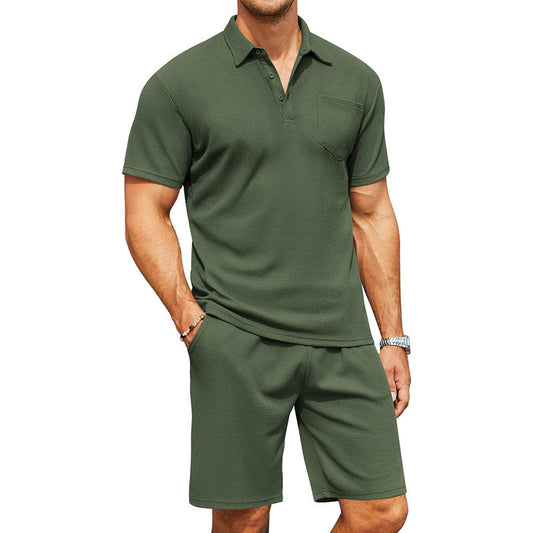 Uomo in completo estivo verde oliva, polo e pantaloncini coordinati. Moda casual maschile, abbigliamento estivo, stile rilassato.