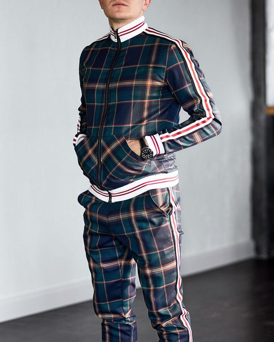 Tuta sportiva a quadri blu e rossi con dettagli bianchi, indossata da uomo. Moda casual, abbigliamento sportivo elegante, stile contemporaneo.