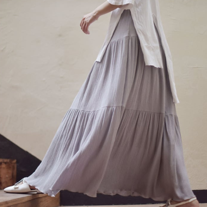 Abito lungo grigio chiaro in tessuto leggero, indossato con camicia bianca. Moda femminile elegante, stile casual chic, tendenza abbigliamento 2023.